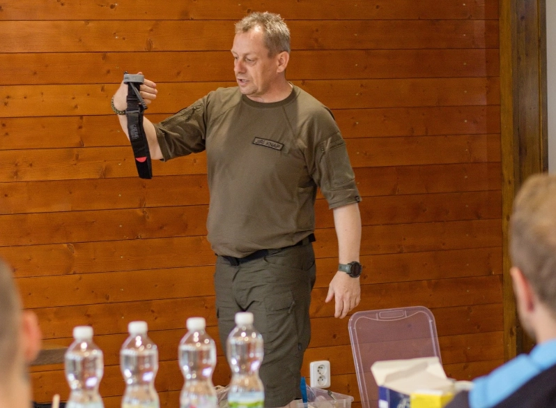Instruktor JK Academy při přednášce o krizové připravenosti